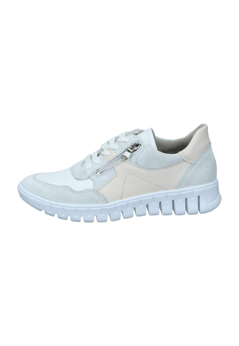 Witte en lichtgrijze sneaker met een bovenwerk van suede en leer, vetersluiting aan de voorkant, zijrits en een gestructureerde chunky zool.