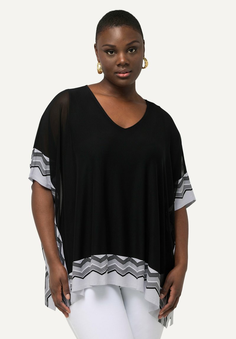 Poncho top nero con scollo a V, maniche trasparenti e orlo grigio a righe con motivo a zigzag. Realizzato in tessuto leggero per il massimo comfort.