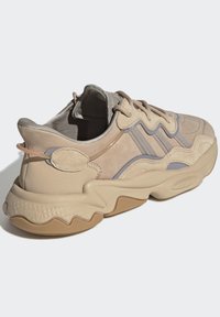adidas Originals OZWEEGO UNISEX - Αθλητικά παπούτσια - stpanu/lbrown/solred