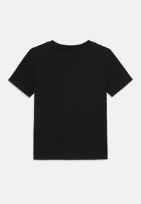Camiseta de algodón negra con un cuello redondo clásico y mangas cortas. Textura suave, sin patrones o acentos visibles.