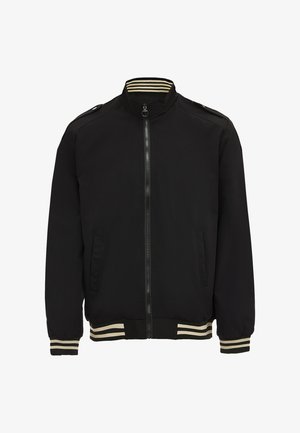 Černá bomber bunda s zipovým zapínáním, pružným límcem a manžetami a jemnými pruhovanými detaily. Obsahuje dvě boční kapsy. Hladká textura látky.
