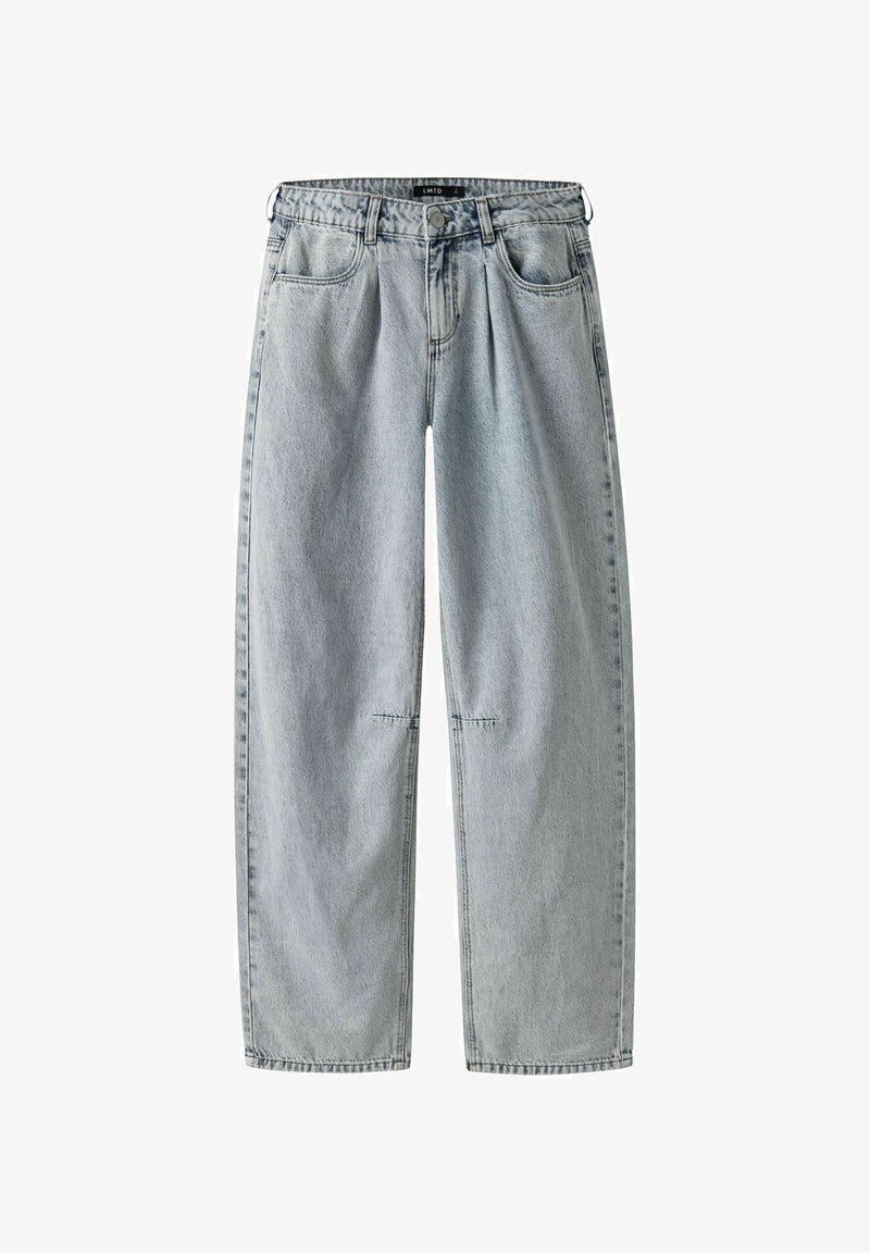 Hellblaue High-Waist-Jeans mit Falten, Knopf- und Reißverschluss, Vordertaschen, Gürtelschlaufen und geradem Bein.