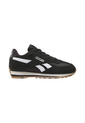 Zwart-witte Reebok lage sneaker met vetersluiting en rubberen zool, getoond vanuit de buitenkant op een witte achtergrond.