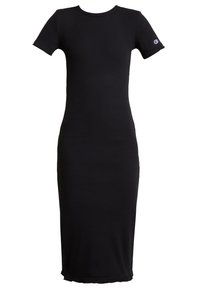 Robe midi noire côtelée avec manches courtes, col rond et accent logo sur la manche ; tissu doux avec une silhouette ajustée et un ourlet effiloché.