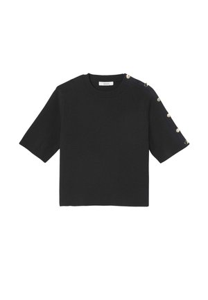 Haut court à manches courtes en maille noire avec col rond et boutons dorés décoratifs le long d'une épaule et d'une manche.