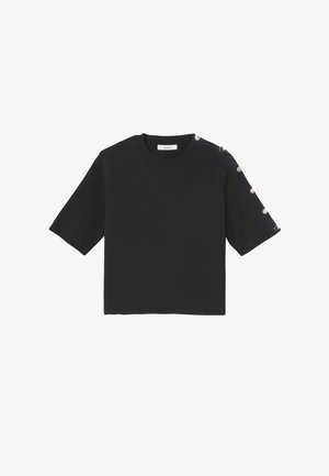 Haut court à manches courtes en maille noire avec col rond et boutons dorés décoratifs le long d'une épaule et d'une manche.