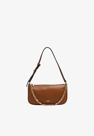 Bolso de hombro de cuero marrón con detalle de cadena dorada y correa ajustable, con cierre de cremallera y logo "L.CREDI" en la parte delantera.