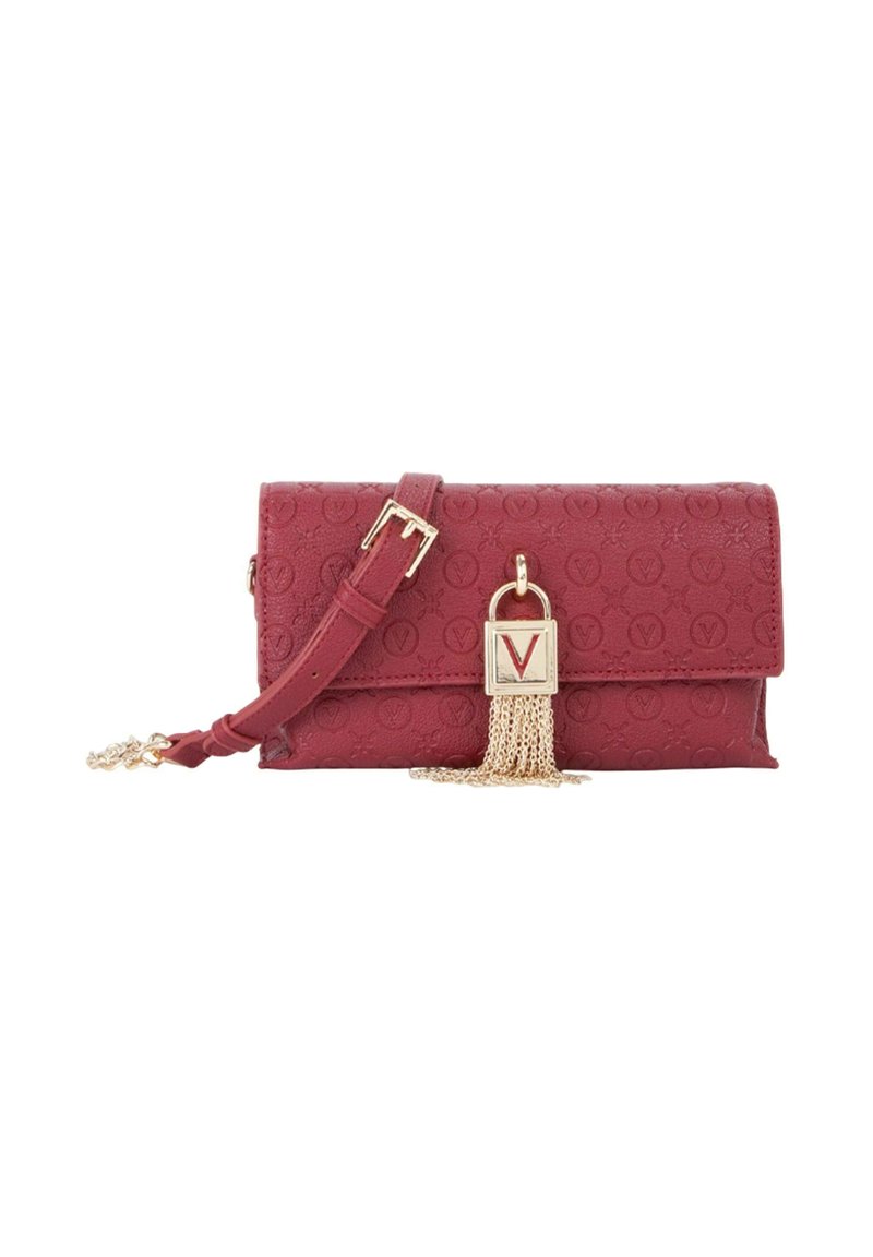Pochette en cuir rouge embossé avec quincaillerie dorée, bandoulière chaîne, grand détail de serrure et accent de gland. Forme rectangulaire compacte.