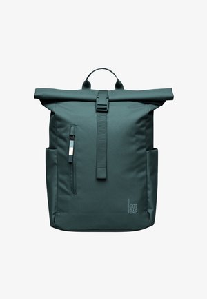 Dunkelgrüner Rucksack mit Rollverschluss, Frontreißverschlusstasche, Seitentaschen, oberem Griff und Schnallenverschluss. Markenlogo "GOT BAG" unten rechts.