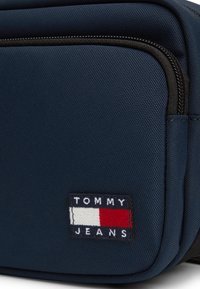 Tommy Jeans DAILY CROSSOVER UNISEX - Skulderveske - dark night navy