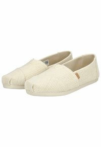 Lichte beige instap schoenen van geweven stof, met een ronde neus, gladde zool, subtiele stikseldetails en een klein logoaccent.