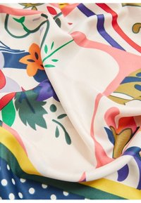 Tissu imprimé floral multicolore avec des formes audacieuses en rose, jaune, vert et bleu sur un fond blanc avec une texture lisse.