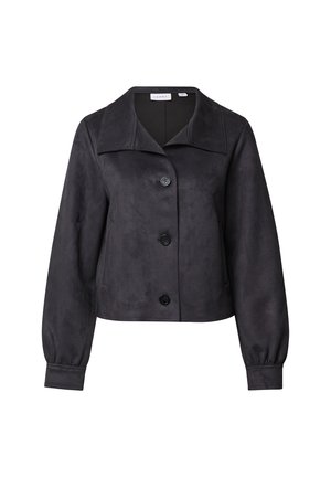 Schwarze Wildleder-gekürzte Jacke mit breitem Kragen, drei vorderen Knöpfen, langen Ärmeln und Manschettendetails, auf einem weißen Hintergrund präsentiert.