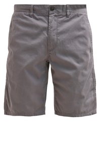 Shorts en coton gris avec un devant plat, passants de ceinture et poches latérales. Texture lisse, longueur au genou, avec une fermeture à bouton et un zip.