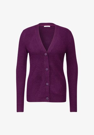 Cardigan en tricot violet avec un col en V, texture côtelée et cinq boutons sur le devant, présentant des motifs diagonaux sur le tissu.