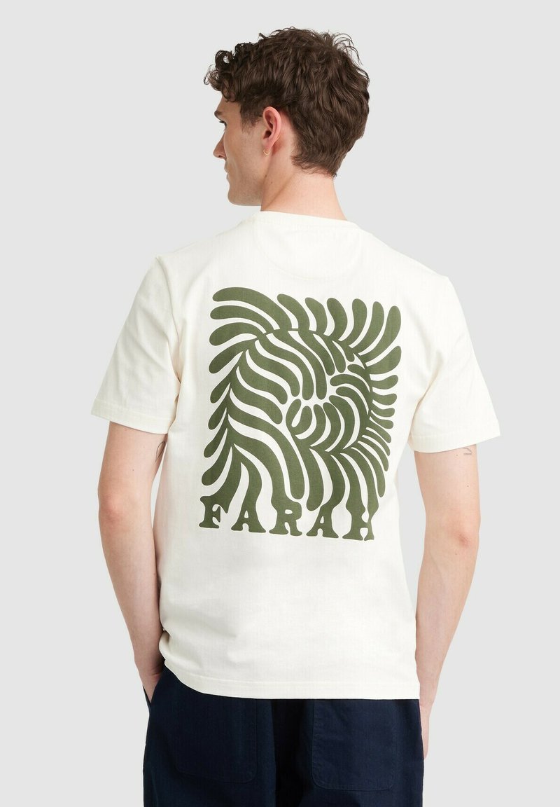 Crème-kleurig katoenen t-shirt met een groot groen abstracte draai ontwerp op de achterkant en het woord "FARAH" in vet eronder.
