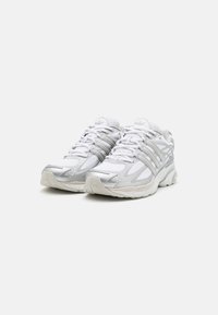 adidas Originals ADISTAR CUSHION - Tenisky - footwear white/grey one/silver metallic