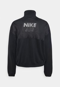 Svart Nike Air-jacka med nätpanel på övre delen av ryggen och elastiska manschetter och nederkant, visas från baksidan mot en vit bakgrund.