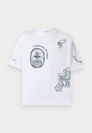 Wit T-shirt met korte mouwen met zwarte schetsen van een fontein in Parijs, een hand die een bloem vasthoudt, en Maison Kitsuné tekst en logo's.