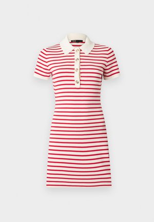 Kortermet, knelang hvit kjole med horisontale røde striper, hvit krage og en knappestolpe foran med fire knapper.