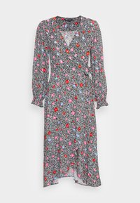 Vestido longo de flores com fundo preto, apresentando flores vermelhas, rosas e azuis, mangas bufantes longas e detalhe de cintura amarrada.
