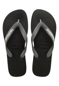 Chanclas de goma negras con correas anchas gris. Suela texturizada con un patrón de espiga. Logo impreso en las correas.