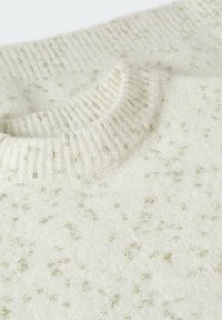Pull en maille couleur crème avec col rond côtelé et motif discret de paillettes métalliques dorées sur tout le tissu.