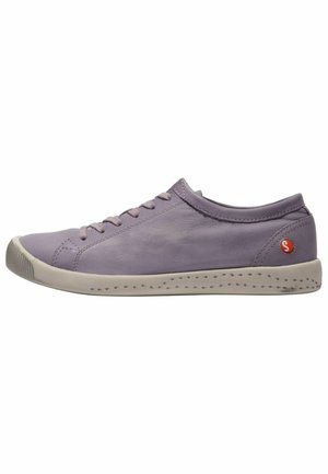 Sneaker bassa color lavanda con suola bianca traforata, chiusura frontale con lacci e piccolo logo circolare arancione sul tallone.