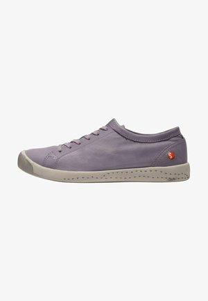 Lavendelfarbener Sneaker mit weißer perforierter Sohle, Schnürung vorne und kleinem orangefarbenem rundem Logo an der Fersenkappe.