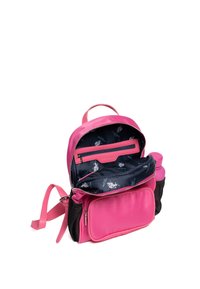 Różowy plecak syntetyczny z główną komorą na suwak, wewnętrzną kieszenią oraz przednią kieszenią na suwak. Wyposażony w siateczkowe boczne kieszenie na butelki z wodą.