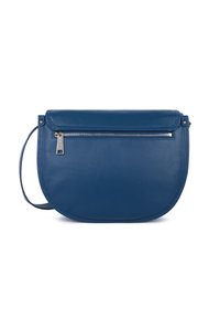 Borsa a spalla a mezzaluna blu in pelle con tasca con zip argentata e tracolla regolabile su sfondo bianco.