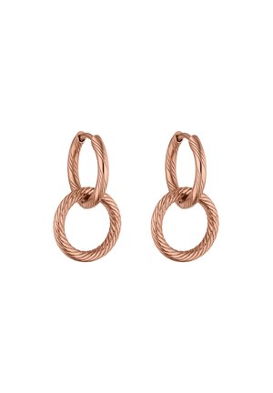 Een paar roségouden oorringen met een gedraaide touwstructuur, elk met een kleinere ring verbonden aan een grotere ring.