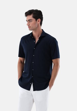 Kurzärmliges navyblaues Hemd mit Knopfleiste, hergestellt aus glattem Stoff; verfügt über einen klassischen Kragen und eine Knopfleiste vorne; schlanker, taillierter Schnitt.