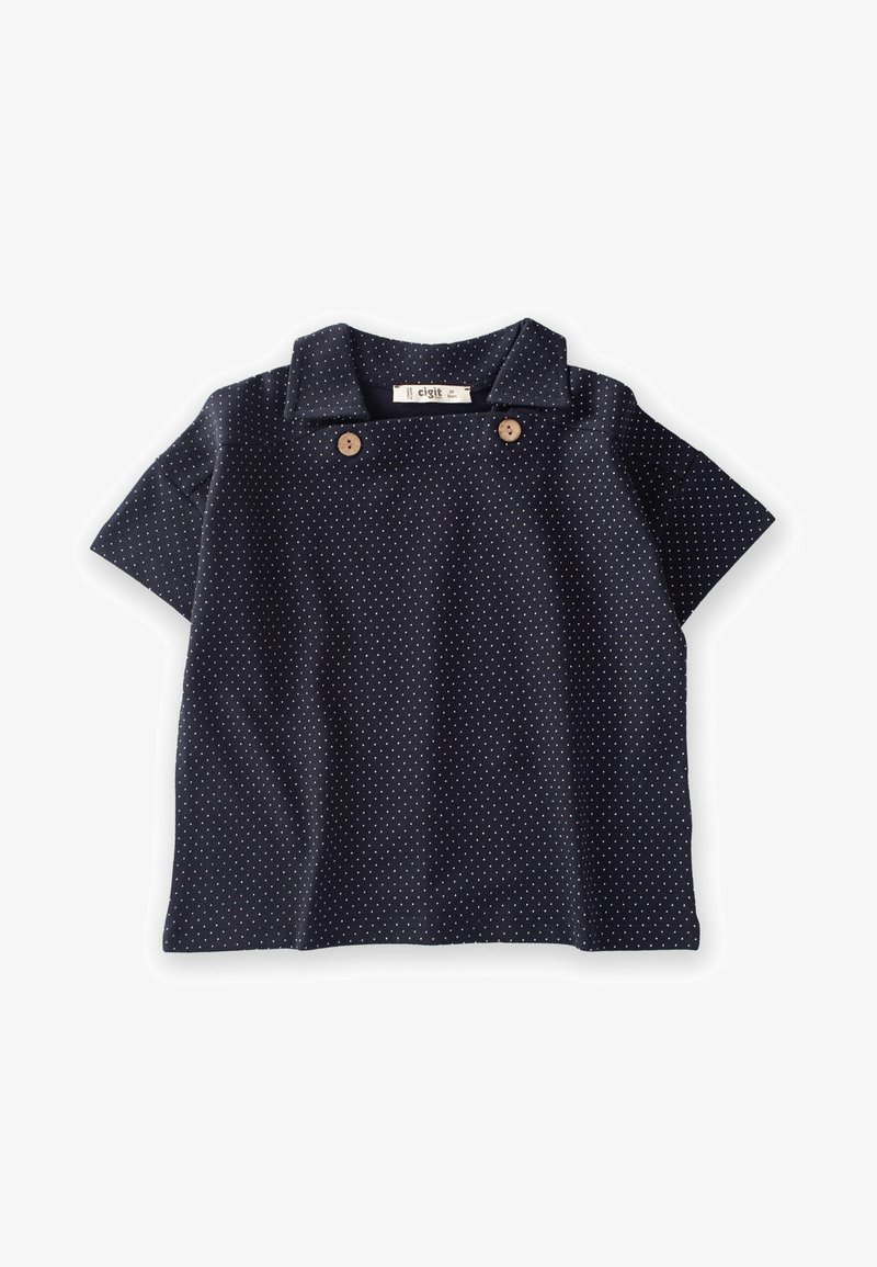 Tamsiai mėlyna trumpomis rankovėmis marškinėliai su baltais taškeliais, su apykakle ir dviem mediniais mygtukais priekyje. Minkšta tekstūra, kasdienis dizainas.