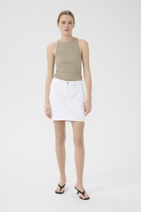 Beige stripete tanktop kombinert med en hvit denim miniskjørt. Skjørtet har knappelukking og frontlommer. Brukt med svarte hælede sandaler.