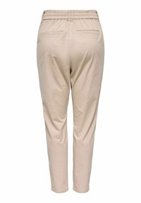 Pantalon beige effilé avec taille élastique et deux poches passepoilées à l'arrière, présenté sur un fond blanc.