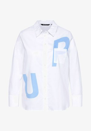 Witte langemouwen shirt met een kraag met knopen; heeft oversized lichtblauwe letters en een klein zakje. Katoenen materiaal, soepele textuur.