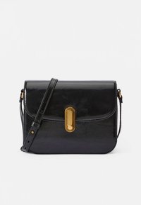 Borsa a tracolla in pelle nera con texture liscia, chiusura in metallo dorato, forma rettangolare e tracolla regolabile.