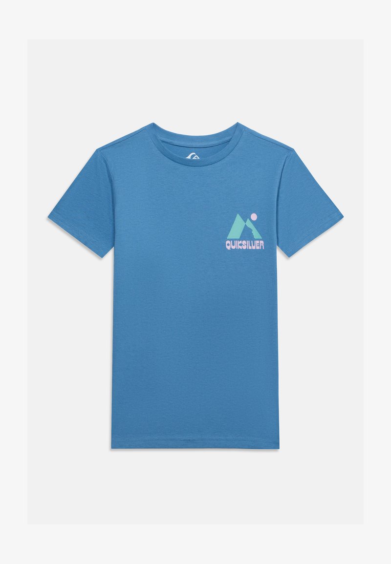 Синя тениска с къс ръкав с лого на Quiksilver в зелено и розово отляво на гърдите.