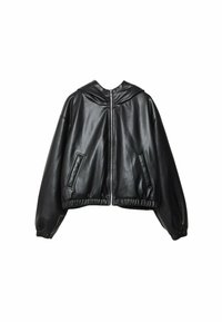 Veste à capuche en cuir noir comprenant des manches longues, des poignets élastiques, deux poches frontales et une fermeture éclair, avec une coupe légèrement ajustée et courte.