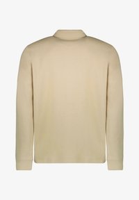 Beige polo shirt met lange mouwen, uitgevoerd met een standaardkraag en een gladde textuur. Heeft een eenvoudig ontwerp met minimale zichtbare stiksels.