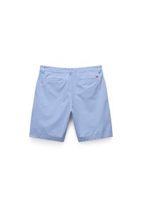 Shorts en coton bleu clair avec deux poches arrière et une petite étiquette logo. Coupe droite avec un ourlet soigné, texture lisse et sans motifs visibles.