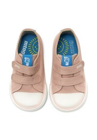Zapatos de lona rosa con suelas de goma blanca, que cuentan con dos correas de Velcro y plantillas azules con un diseño de sol y un logo de pie.