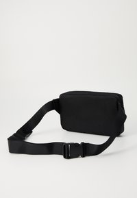 Borsa a vita rettangolare nera con cinturino regolabile e fibbia in plastica, posizionata su una superficie bianca.