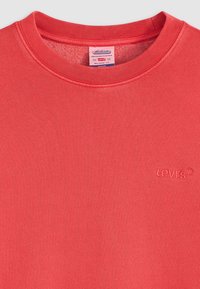 Rode sweatshirt van zachte stof, met een ronde hals, ribgebreide kraag en een geborduurd Levi's-logo aan de voorkant.