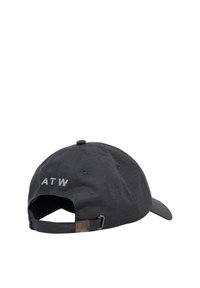 Czarna czapka z zakrzywionym daszkiem, z haftowanym napisem "ATW" z tyłu oraz regulowanym paskiem z metalową klamrą. Tkanina o fakturze.