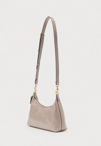 Δερμάτινη τσάντα ώμου σε ανοιχτό γκρι χρώμα με κυρτή σιλουέτα, μεταλλικά στοιχεία σε χρυσή απόχρωση και ρυθμιζόμενο λουράκι. Λείο υλικό και μίνιμαλ σχεδιασμός.