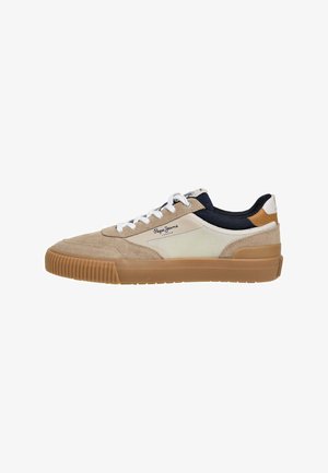 Beige ruskind- og mesh-sneaker med en overdel i mørkeblå stof, hvide snørebånd og en brun gummisål. Har logodetalje på siden.