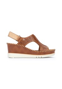 Sandale à talon compensé en cuir marron avec un design perforé, bout ouvert, bride de cheville et semelle blanche contrastante. Couture détaillée autour du bord.