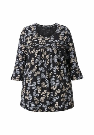 Černý top s květinovým vzorem a modrými a krémovými motýly. Design zahrnuje tříčtvrteční rukávy a volný střih.